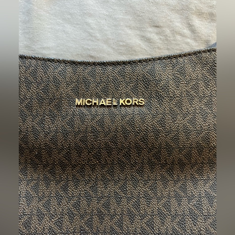 Michael Kors side bag 🫶🏼 - Picture 3 of 3